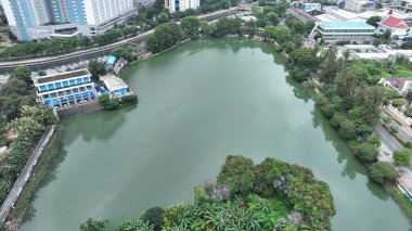 Su baskınlarıyla uğraşan büyük bir nehir.