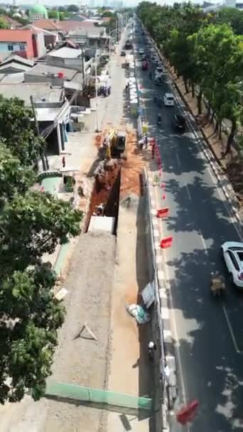 Construção Projecto Canal Água Berma Estrada Através Uma Escavadora — Vídeo de Stock