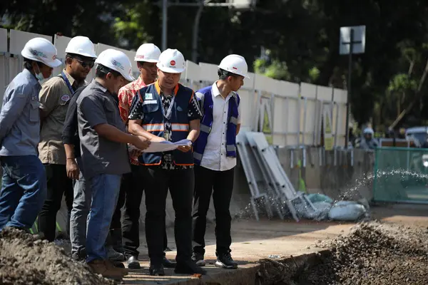 Bangkok Tayland - 11 Ağustos 21: 19: İnşaat işçileri Bangkok Tayland 'daki inşaat merkezinde çalışıyorlar..