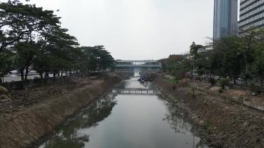 Tayland şehrindeki köprünün inşaatı