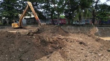 Büyük bir metal boru yığını olan bir inşaat alanı.