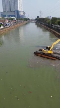 İnşaat alanı, vinç ve bina