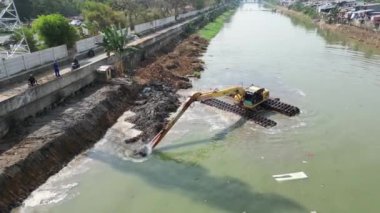 Kazıcı suyu kazıyor..