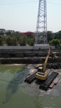 İnşaat alanındaki vinç.