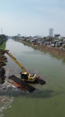 Kazıcı nehirde çalışıyor.