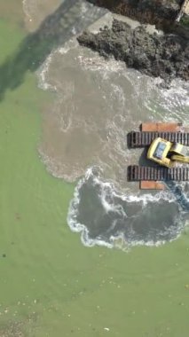 Vinçli ve ahşap köprüsü olan yeni bir bina inşa etmek.