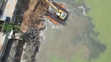 Yol şantiyede çalışan bir inşaat işçisi..