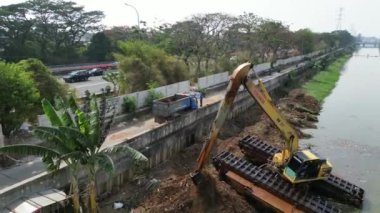 Şehirde bir köprü inşa edilecek.