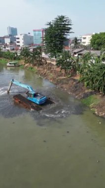 Suda bir adam çalışıyor.
