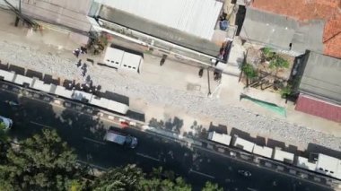 Şehir karayolu ve tren istasyonunun havadan görüntüsü.
