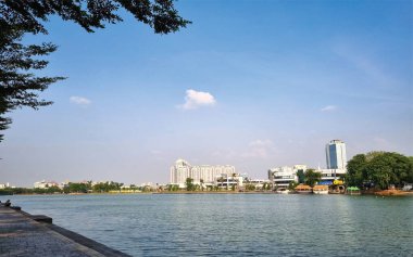 Güzel bir göl veya nehrin ortasındaki bir şehir parkının manzarası ve yerel sakinlerin faaliyetleri ve hayvanların devamlılığı ve çiçek açması.