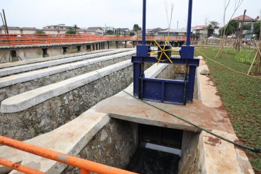 Eski ve paslı çelik boru suyu sudan uzak tutmak için kullanılır.