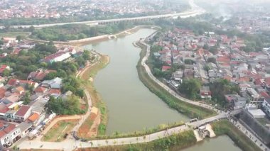 Arka planda nehir olan şehrin hava görüntüsü.