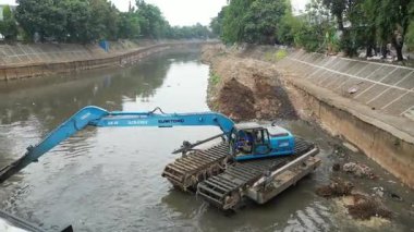 Lijiang şehrinde bir inşaat kazıcısı bir çukur kazıyor. Doğu Chinin Jiangsu, 16 numara.