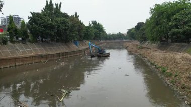 Şehirdeki nehir manzarası