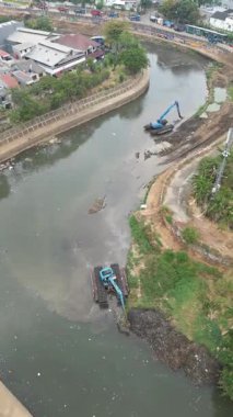 Şehirdeki nehrin havadan görünüşü