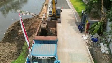 Yol inşaat alanında çalışıyor.