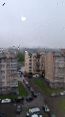 Şehir Kentine Bakan Pencereye Yağmur Damlaları.
