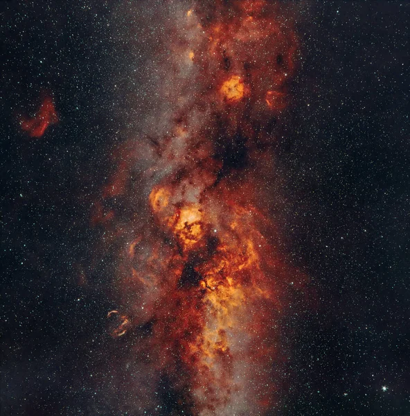 RGB genişbant ve hidrojen alfasında görülen yaz üçgeninden Sadr ve Vega yıldızlarıyla Samanyolu ve Cygnus bölgesi. Gökyüzünde bir sürü yıldız, nebula ve yıldız kümeleriyle