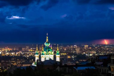 Ukrayna 'nın Kiev kentindeki Saint Andrews Kilisesi' nde alacakaranlıkta bir fırtına ve yıldırımla görüldü. Ufukta görülen kara fırtına yaklaşıyor..