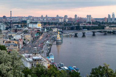 Volodymyr Hill Park Kiev 'deki Dinyeper nehrinin günbatımı manzarası. Yüksek kalite fotoğraf. Dramatik bir gökyüzü ve aşağıdaki trafik nehri ve kıyılarını kareler..