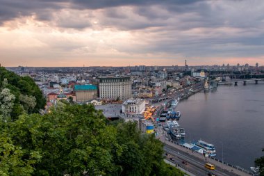Volodymyr Hill Park Kiev 'deki Dinyeper nehrinin günbatımı manzarası. Yüksek kalite fotoğraf. Dramatik bir gökyüzü ve aşağıdaki trafik nehri ve kıyılarını kareler..