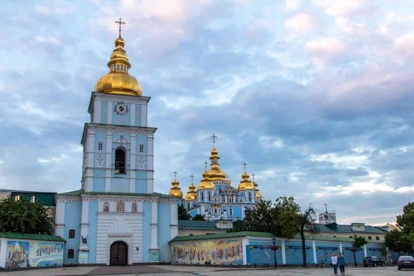 Ukrayna, Kiev 'deki Aziz Michaels Altın Kubbe Manastırı. Rus Savaşı 'ndan önce gün ışığında çekilmiş yüksek kaliteli bir fotoğraf. Dramatik bulutlar ve insan yok.