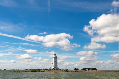 Marken deniz feneri tipik Hollanda mavi gökyüzünün altında. Bu beyaz deniz fenerini gören kenar Su Lisesi kalitesinde bir fotoğraf.