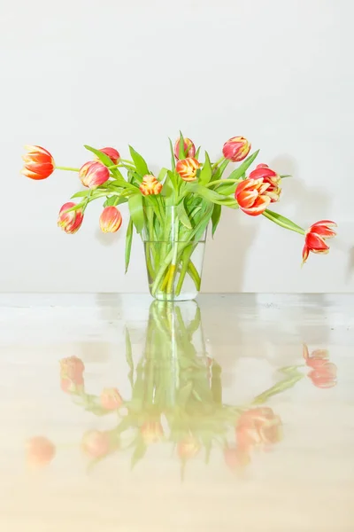 Букет Свіжих Тюльпанів Вазі Барвисті Червоні Жовті Білі Декоративні Квіти — стокове фото