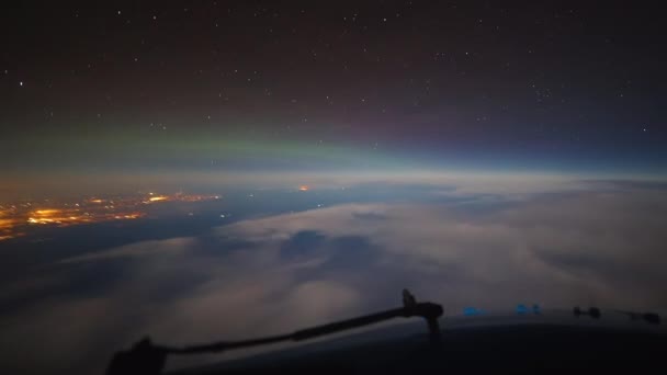 オーロラオーロラはノルウェー上空のコックピットから見た オーロラの緑のカーテンと見える星と黒の空 ラドーム コックピット フロントガラスワイパーの一部が見えます 高品質の写真 — ストック動画