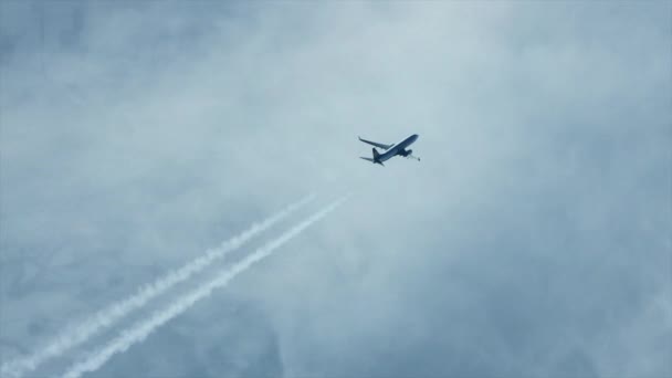 Airplane Seen Silhouette Contrails Seen Clouds White Water Condensation Trail — Vídeos de Stock