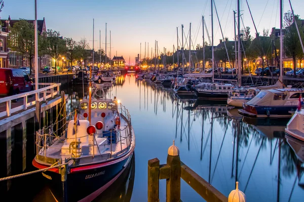 オランダのHarlingenにあるNoorderhave 北部の港の眺め 歴史的なKnrm救助ボートは 歴史的な家の前に最前線と係留ヨット 高品質の写真 — ストック写真