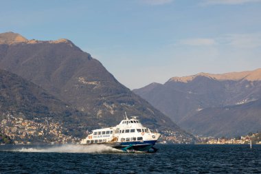 Lago di Como, Como Gölü, İtalya, Palacios ile, baharda büyük evler. Su taksisi, Riva, tipik İtalyan teknesi. Mavi gökyüzü ve canlı renkler. Yüksek kalite fotoğraf