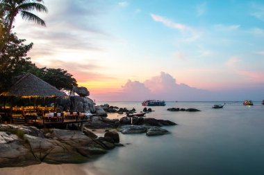 Bir plaj, büyük kayalar ve gün batımından hemen sonra sakin bir deniz, Ko Tao, Tayland. Mae Head Sahili. Yüksek kalite fotoğraf