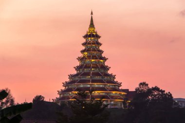 Wat Huay Pla Kang, Merhamet Tanrıçası Chiang Rai, Kuzey Tayland 'daki dev beyaz heykel. Pembe, turuncu gün batımı. Yüksek kalite fotoğraf