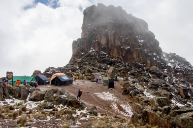 Kamp alanı, Lava Tower Camp Kilimanjaro Dağı, Tanzanya 'da çadırları var. Çakıl yamacında, gün ışığında renkli, aydınlık çadırlar. Yüksek kalite fotoğraf