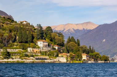 Lago di Como, Palacios Gölü, baharda büyük evler. Mavi gökyüzü ve canlı renkler. Yüksek kalite fotoğraf