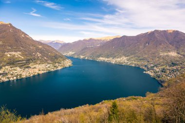 Lago di Como, Como Gölü, İtalya, Palacios, büyük evler. Montepiatto, Torno, İtalya 'nın yukarıdan görüntüsü. Mavi gökyüzü ve canlı renkler. Yüksek kalite fotoğraf