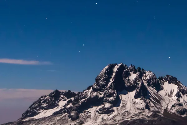 坦桑尼亚莫鲁山的夜景 月光和星星 斜坡上的雪和冰 高质量的照片 — 图库照片