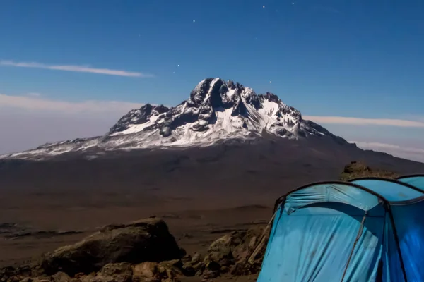 蓝色帐篷搭在乞力马扎罗山的砾石上 穿过莫鲁山和星星 高质量的照片 — 图库照片