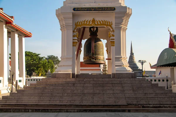 Детали Большого Звонка Буддийском Храме Бангкоке Таиланд Цветное Изображение Солнцем — стоковое фото
