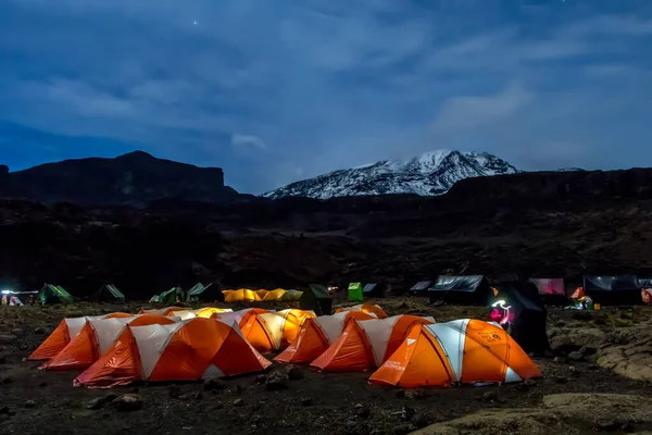 Oranžové Stany Osvětlené Zevnitř Před Horou Kilimandžáro Noci Hvězdy Mléčná — Stock fotografie