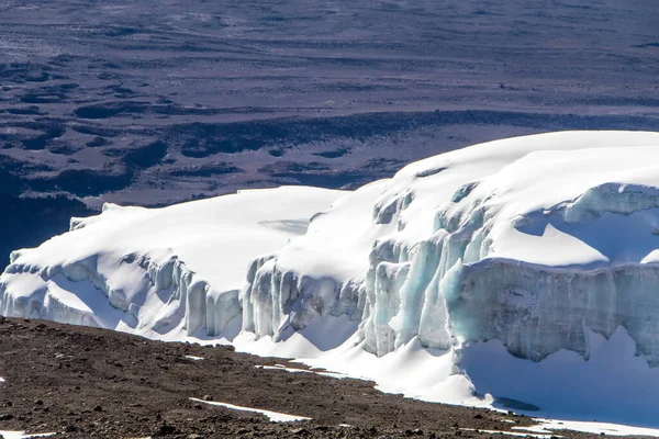 肯尼亚 坦桑尼亚 乞力马扎罗山斜坡上的冰川和冰 明亮的阳光 褐色砾石 白色的冰和雪 高质量的 五彩缤纷的 充满活力的照片 — 图库照片