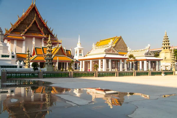 Детали Буддийского Храма Бангкоке Таиланд Зеркальным Отражением Цветное Изображение Солнцем — стоковое фото