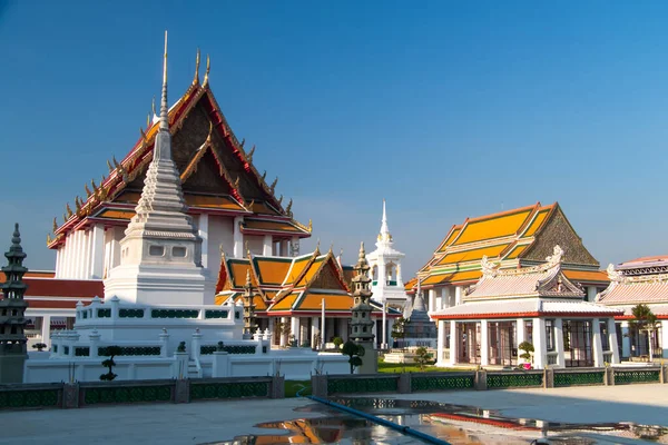 Детали Буддийского Храма Бангкоке Таиланд Цветное Изображение Солнцем Голубым Небом — стоковое фото