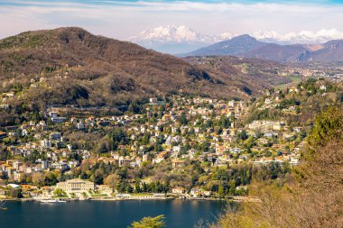 Iago di Como Gölü, Como Gölü, İtalya, Mont Blanc Massif ve Monta Rosa arkasında. Dik kar Alpler 'in dağlarını kaplamadan önce yuvarlanan tepeler. Mavi gökyüzü ve canlı renkler. Yüksek kalite fotoğraf
