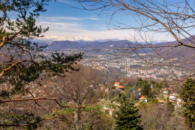 Iago di Como Gölü, Como Gölü, İtalya, Mont Blanc Massif ve Monta Rosa arkasında. Dik kar Alpler 'in dağlarını kaplamadan önce yuvarlanan tepeler. Mavi gökyüzü ve canlı renkler. Yüksek kalite fotoğraf