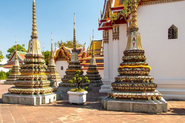 Bangkok, Tayland 'daki Kraliyet Sarayı' nın avlusundaki Pagodas 'ın detayları. Güneş ve mavi gökyüzü ile renkli bir görüntü. Yüksek kalite fotoğraf