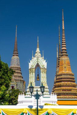 Bangkok, Tayland 'daki Kraliyet Sarayı' nın avlusundaki Pagodas 'ın detayları. Güneş ve mavi gökyüzü ile renkli bir görüntü. Yüksek kalite fotoğraf