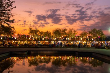 Tayland 'daki Sukhothai Tarihi Parkı' ndaki antik tapınaklar. Tarihi kırmızı tuğla yapılar ve tapınaklar. Siluet turuncu günbatımı gökyüzüne karşı. Renkli ve enerjik. İnsan yok. Yüksek kalite fotoğraf
